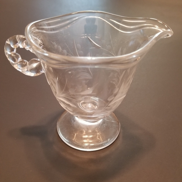 Vintage etched glass footed creamer - Picture 2 of 6